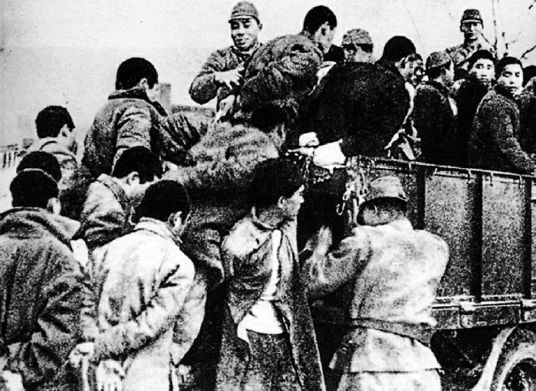 日軍將抓來的南京民眾押上汽車，拉走殺害。