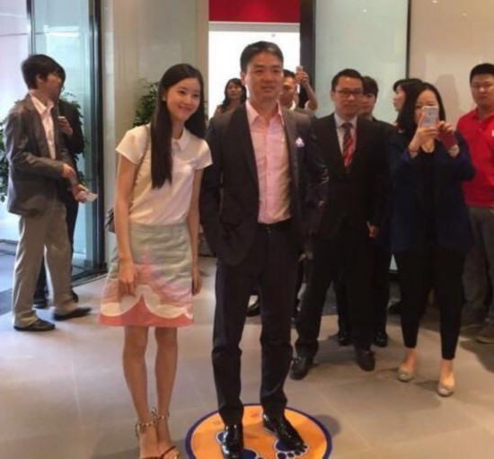 法治  原标题:网曝奶茶挺孕肚拍写真 与刘强东相拥秀恩爱     章泽天
