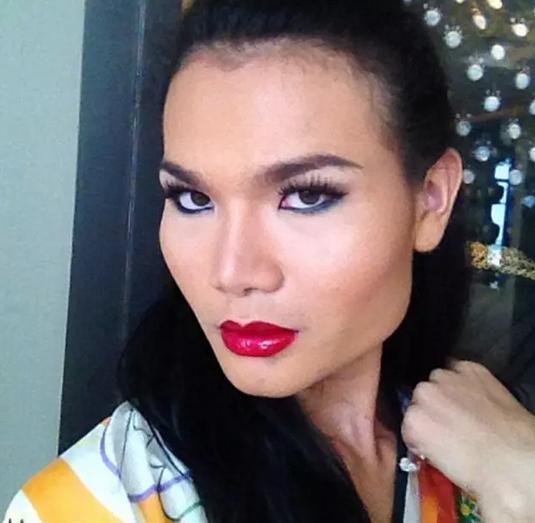 泰国和尚变性后当模特 揭其不可思议爆红的模