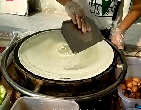 村民卖煎饼年入几十万 揭秘摊贩街头小吃的流利做法(图)