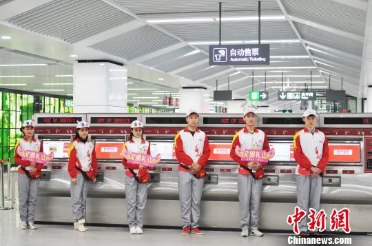 南昌地铁开通在即 志愿者微笑亮相