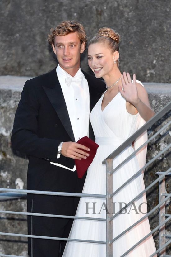 ���ǭ����l�֮J���P�d��ԩ_ (Pierre Casiraghi) �P���mBeatrice Borromeo�A§�A�Ӧ۪����� (Armani) 