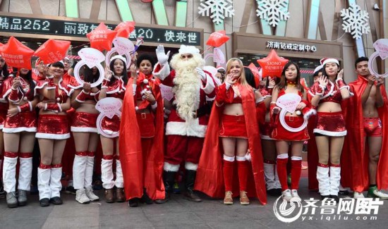 济南上百人圣诞裸跑 外国萌妹留学生抢镜(图
