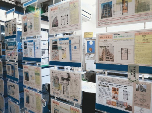 日本一家不動產公司門外粘貼租房廣告。
