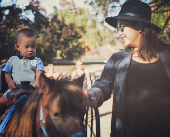  何洁带儿子骑马  产后身材待恢复