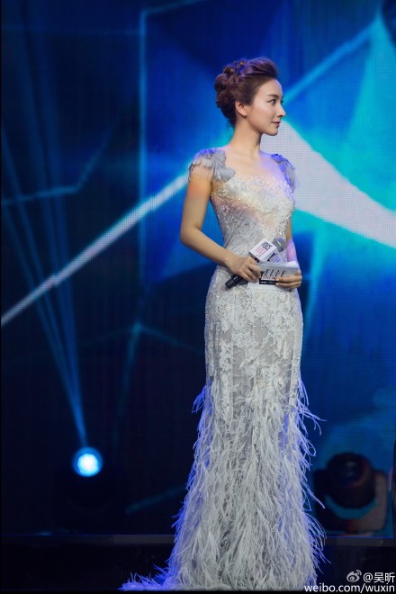  杜海涛晒 吴昕 对比照  网友:这才是吴昕正确的打