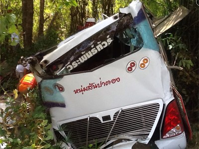 泰国一载中国游客巴士因车祸翻下山