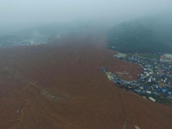 航拍组图:深圳山体滑坡现场曝光 违规堆放渣土或是滑坡起因