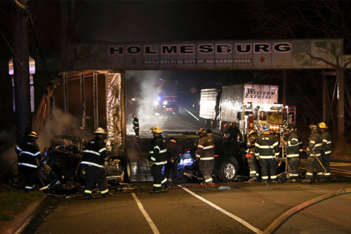 美国费城一轿车撞大卡车起火 3名年青女性遇难