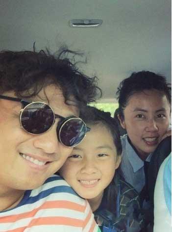  黄磊小女儿庆生 呆萌似奥莉 多多手绘贺卡:爸妈