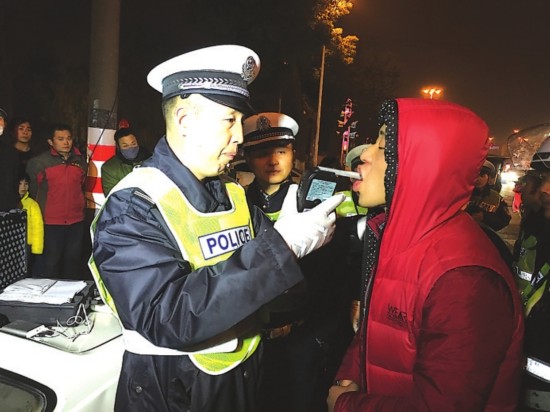 苏州冬至夜醉猫频频出没 半个小时查了5起酒