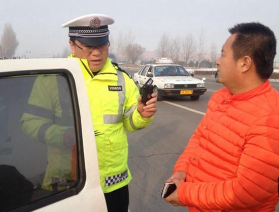 银川交警查处两辆黑教练车