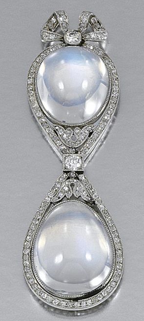 A BELLE EPOQUE MOONSTONE & DIAMOND PENDANT1910꣬ΪǶ¹ʯʯ