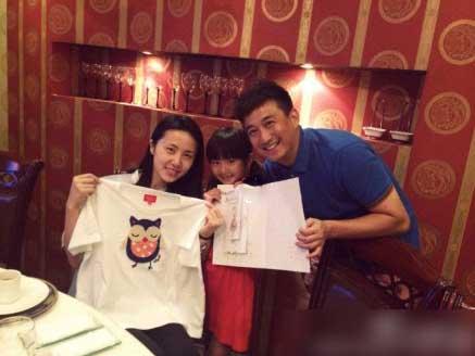  黄磊小女儿庆生 呆萌似奥莉 多多手绘贺卡:爸妈