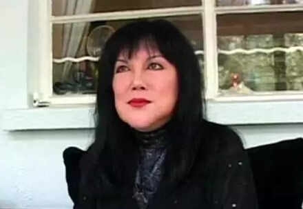 贾玲晒尖下巴 娱乐圈丑女昔日照片大曝光年轻