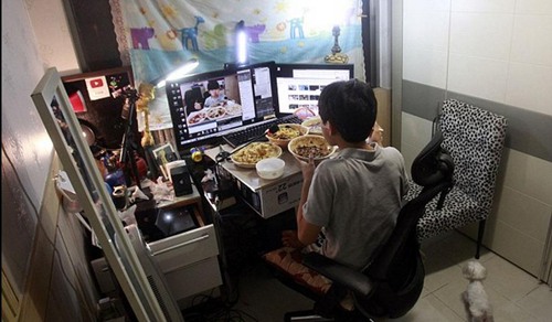 少年網絡直播吃飯每天掙上萬