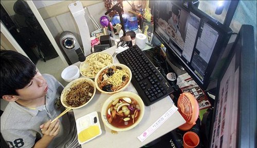 少年網絡直播吃飯每天掙上萬