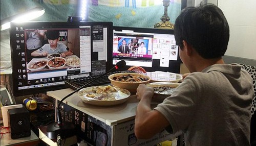 少年網絡直播吃飯每天掙上萬