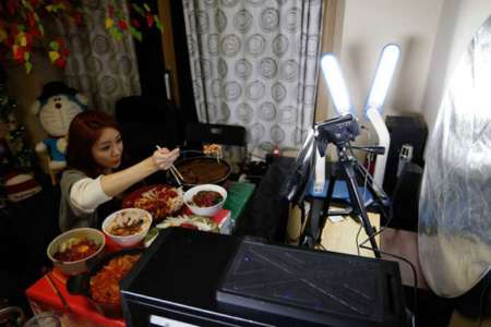 韓國美女在家中視頻直播吃飯