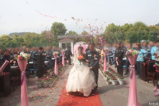 女子向入狱12年男友求婚 监狱外放烟花为其庆