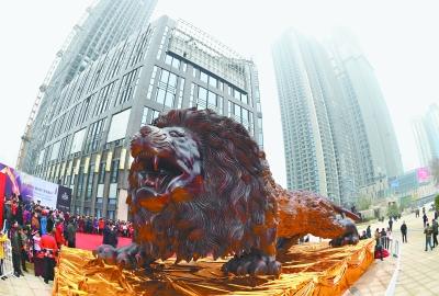 世界最大红木狮身雕像落户武汉 已申请吉尼斯