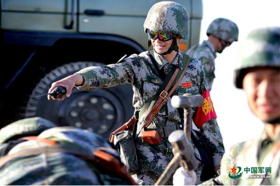 硝烟大片!解放军坦克装甲车群威风驰骋(图)--福