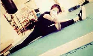 杨幂摆一字马长腿惊人 深蹲女神爆红网络盘点