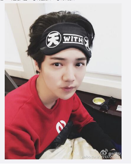鹿晗晒自拍 戴眼罩穿红衣造型帅气(图)