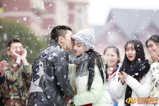 圣诞节四川高校人工降雪 男生雪地向女友表白(图)--陕西频道--人民网