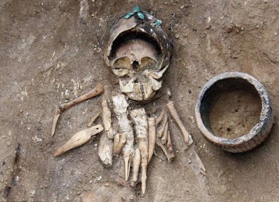 俄考古发现距今4500年婴儿坟墓 陪葬有小雕像玩偶