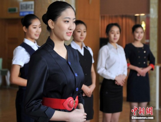 空乘招生现场“90后”美女云集上演“制服秀”