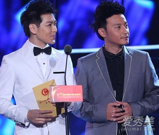 陈志朋与林志颖合照此前陈志朋与林志颖同台时,容貌还很自然,皮肤紧实