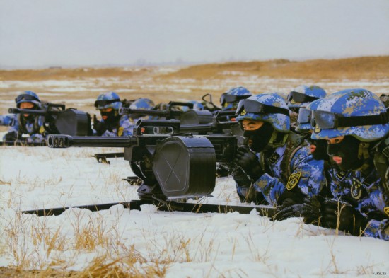 高清:国产外销型VT-4主战坦克沙漠测试飞沙走