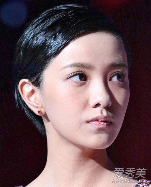 窦靖童染白发被赞 闭目享受日照盘点娱乐圈女明星花样发型