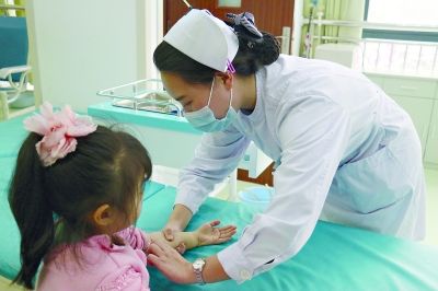 5岁女孩大哭怕抽血 90后护士抽自己血给其信心--山东频道--人民网