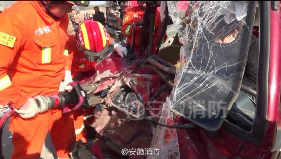 安徽女司机无驾照 练车撞上大货车(高清组图)