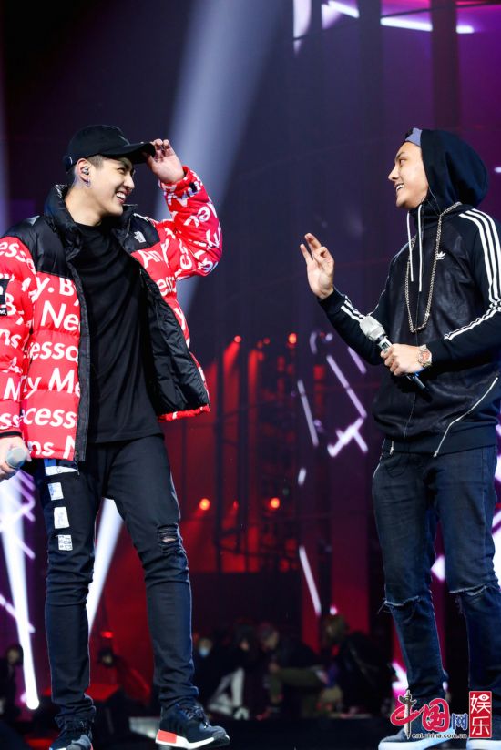 吴亦凡陈伟霆首度合体备战跨年 即兴斗舞玩转