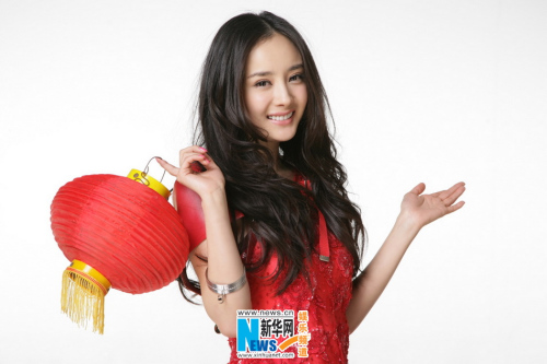 明星新年写真:李宇春戴假耳朵 刘诗诗抱萌羊 杨