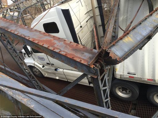 粗心女司机驾30吨货车压垮百年老桥 直言不会