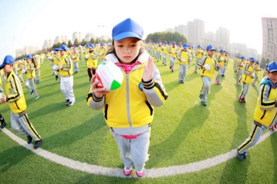 冬日暖阳下的南通小学生:踢球打太极有模有样