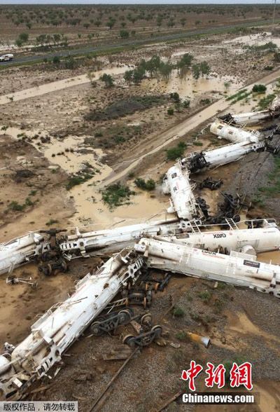 澳大利亚一货运列车脱轨 20万公斤硫酸泄漏--山
