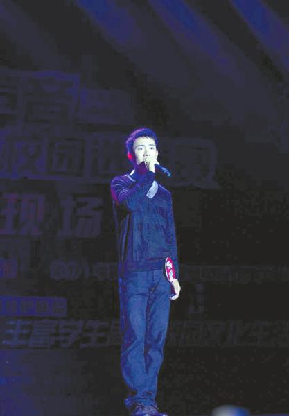 杨益参加唱歌比赛现场