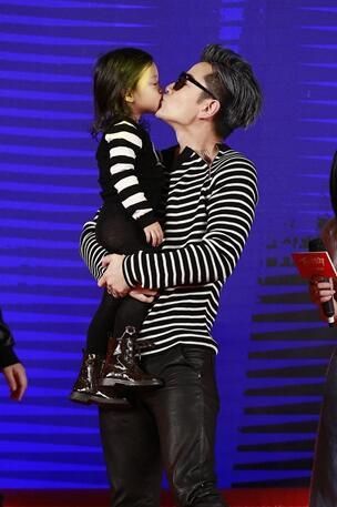 易烊千玺搞笑巡山被贾乃亮带坏 甜馨是TFBOY