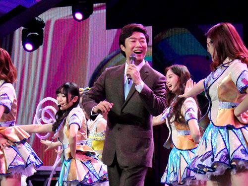 费玉清跨年视频流出 现场教粉丝跳SNH48少女