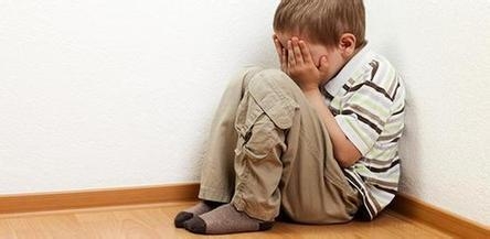 曝榆林3小学生大冬天给老师洗车:戴着红领巾洗