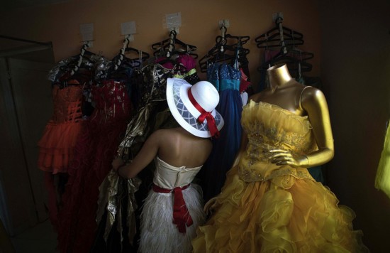 美籍古巴少女重返故乡拍写真庆祝成人礼--陕西