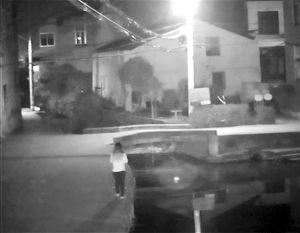 女子玩手机坠亡 监控记录下全过程河水较浅但