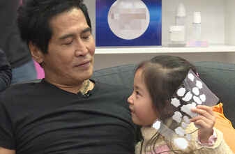 《中国之星》齐秦4岁女儿首曝光 与妻子孙丽雅还育有一子