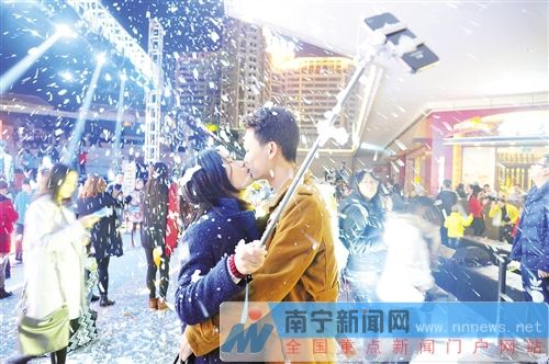 南宁市民乐游迎新年 情侣 雪 中浪漫拥吻过元旦