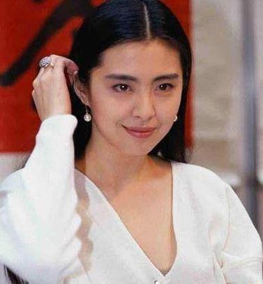 王祖贤晒照迎新年 王祖贤旧照美艳依然是记忆